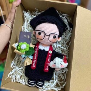 Hộp Quà Búp Bê Len Cử Nhân