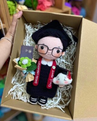 Hộp Quà Búp Bê Len Cử Nhân